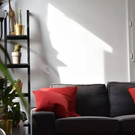 2 Bedroom Flat Near Pere Lachaise *